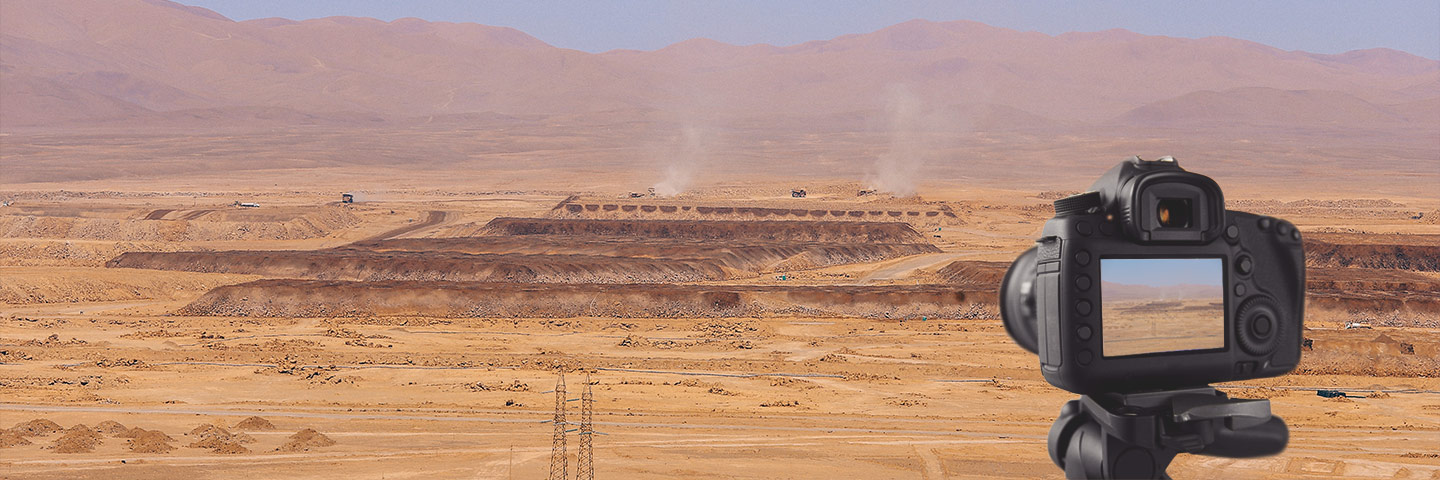Imagen de una cámara fotográfica mirando hacia el desierto