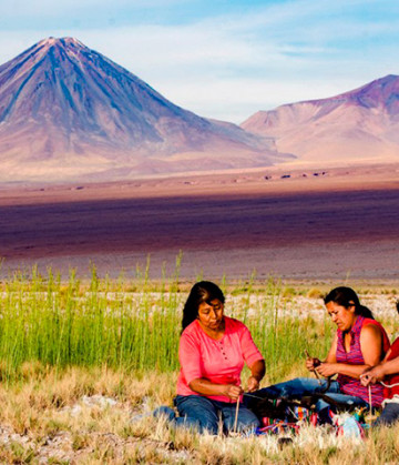 Imagen de tres mujeres tejiendo en el altiplano
