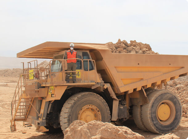 Camión en extracción de minerales: Caliche